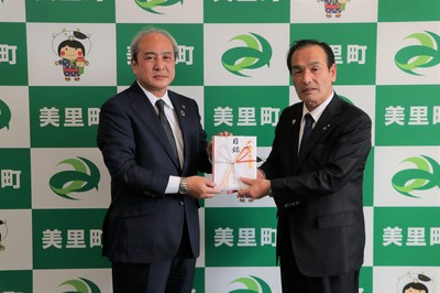 寄附金贈呈式（株式会社ウエストエネルギーソリューション様）