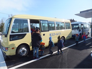 スクールバスで元気に通う幼稚園児