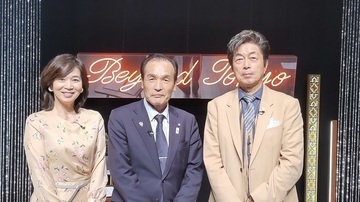 俳優の中村雅俊さん、タレントの伊藤聡子さんと相澤町長の写真